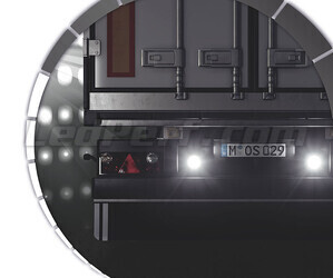 Kuorma-auto, jossa on 2 Peruutusvalot LED Osram LEDriving Reversing peruutusvaloa FX120R-WD toiminnassa