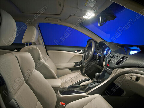 Auton sisätila, jossa on Philips W5W PRO6000 6000K hyväksytyt LED-polttimot