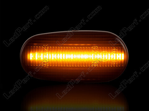 Dynaamisten LED-sivuvilkutjen maksimaalinen valaistus Alfa Romeo 147 (2000 - 2004)