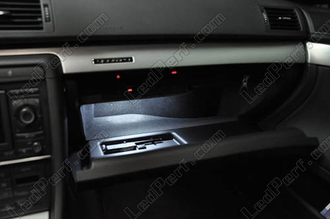 LED hansikaslokero Audi A4 B7 avoauto