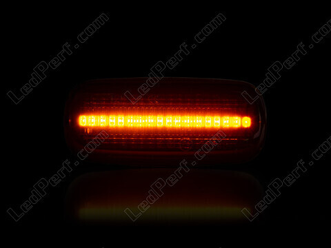 Dynaamisten LED-sivuvilkutjen maksimaalinen valaistus Audi A8 D2
