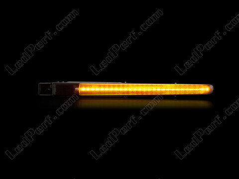 Dynaamisten LED-sivuvilkutjen maksimaalinen valaistus BMW 5-sarjan (F10 F11)