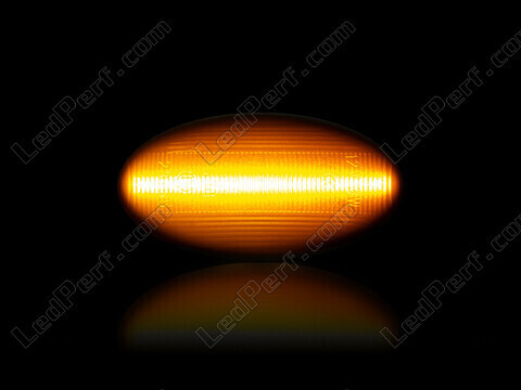 Dynaamisten LED-sivuvilkutjen maksimaalinen valaistus Citroen C-Crosser