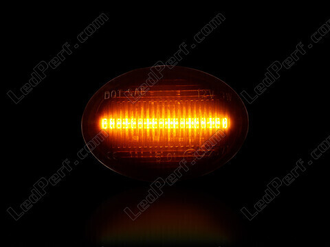 Dynaamisten LED-sivuvilkutjen maksimaalinen valaistus Fiat 500