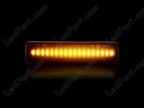 Dynaamisten LED-sivuvilkutjen maksimaalinen valaistus Land Rover Discovery III