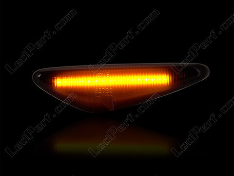 Dynaamisten LED-sivuvilkutjen maksimaalinen valaistus Mazda 6