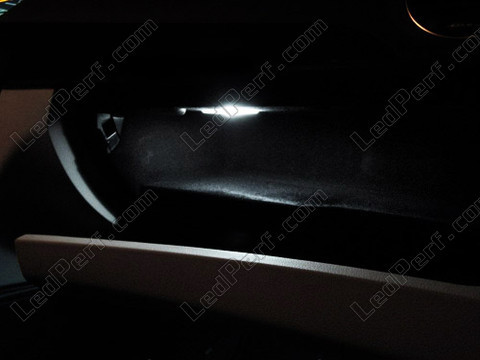 LED hansikaslokero Mercedes C-sarja (W204)