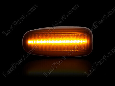 Dynaamisten LED-sivuvilkutjen maksimaalinen valaistus Mercedes CLK (W208)