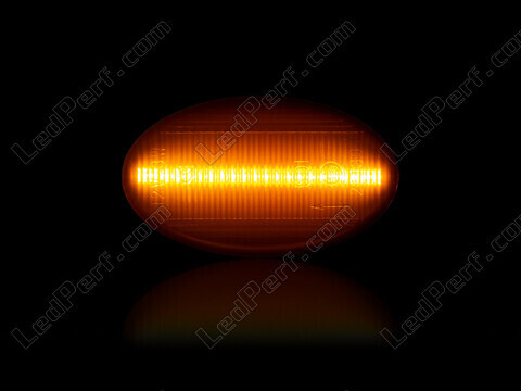 Dynaamisten LED-sivuvilkutjen maksimaalinen valaistus Mercedes A-sarja (W168)
