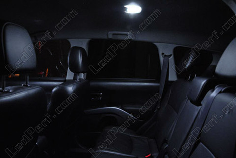 LED keskikattovalo Mitsubishi Outlander