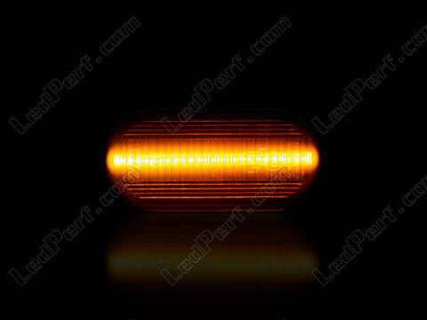 Dynaamisten LED-sivuvilkutjen maksimaalinen valaistus Nissan 350Z