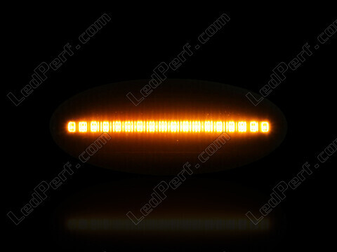 Dynaamisten LED-sivuvilkutjen maksimaalinen valaistus Nissan Note (2009 - 2013)