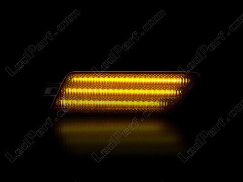 Dynaamisten LED-sivuvilkutjen maksimaalinen valaistus Porsche Macan
