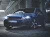 Volkswagen Touran V4 etupuolelta nähtynä, varustettu Osram LEDriving® dynaamisilla vilkuilla sivupeileille