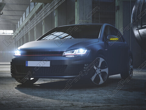 Volkswagen Touran V4 etupuolelta nähtynä, varustettu Osram LEDriving® dynaamisilla vilkuilla sivupeileille